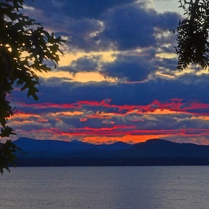Jezioro Champlain, Charlotte VT, zachód słońca nad wodą, malownicze widoki VT, dla miłośników przyrody, Góry Adirondack, Tytuł: „Sunset&#39;s Afterglow”