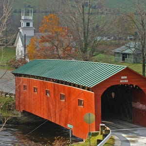 Artefakty z Vermont, kryty most w Vermont, stary kościół w VT, W. Arlington, VT., krajobraz jesieni, rzeka Battenkill, tytuł; „Artefakty jesienią”