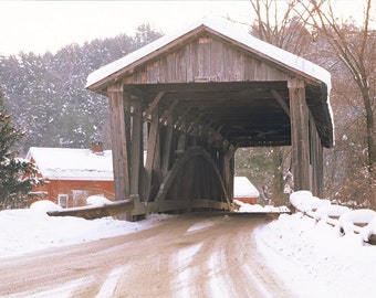 Puente cubierto nevado, puente cubierto de Vermont, fotografía panorámica invernal, paisaje de Nueva Inglaterra. Título: "Portal al pasado"