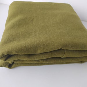 Puede incluir: Un trozo de tela verde oliva doblado. La tela tiene una textura de lino.