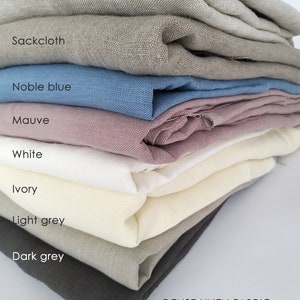 Puede incluir: Una pila de ocho muestras de tela de lino en diferentes colores, incluyendo mezcla de gris lino natural, arpillera, azul noble, malva, blanco, marfil, gris claro y gris oscuro. La tela se describe como tela de lino densa con una densidad de 240-295 gramos por metro cuadrado o 7,7-9,5 onzas por yarda cuadrada.