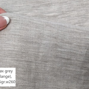 Puede incluir: Primer plano de una tela gris claro texturizada. La tela se describe como "Gris lino natural (mezcla clara), densidad 245gr.w260".