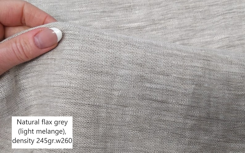 Puede incluir: Primer plano de una tela gris claro texturizada. La tela se describe como "Gris lino natural (mezcla clara), densidad 245gr.w260".
