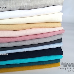 Puede incluir: Pila de 14 muestras de tela en varios colores, incluyendo gris lino natural, blanco, marfil, arena, rosa claro, palo de rosa, gris claro, gris oscuro, mezcla azul cielo, azul marino, turquesa, verde mar y mostaza. La tela es de lino de peso medio, adecuada para ropa de cama, con una densidad de 155-185 gramos por metro cuadrado, o 5-6 onzas por yarda cuadrada.