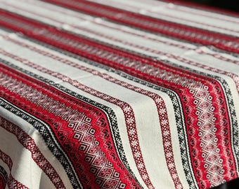 Tischdecke in handgewebter Leinenstil mit roter und schwarzer Stickerei auf cremefarbenem Hintergrund, Heimtischdecke, traditionelle Ukrainische Motive