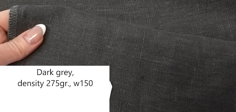 Puede incluir: Tela gris oscuro con tejido texturizado. La tela se describe como con una densidad de 275gr y un ancho de 150cm.
