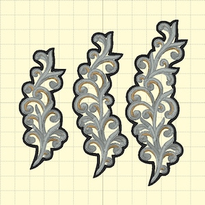 Op de afbeelding: Drie decoratieve, gestileerde, zilveren en gouden bloemmotieven met zwarte contouren. De ontwerpen zijn verticaal in een rij gerangschikt.