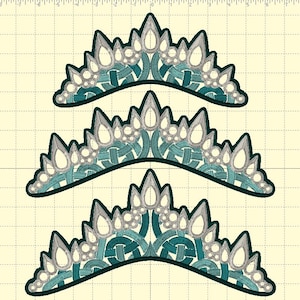Op de afbeelding: Drie geborduurde tiara-ontwerpen. Elke tiara heeft een herhalend patroon van zilverkleurige druppelvormen en turquoise verweven lijnen, omlijnd in zwart. De ontwerpen worden weergegeven op een crèmekleurige rasterachtergrond.