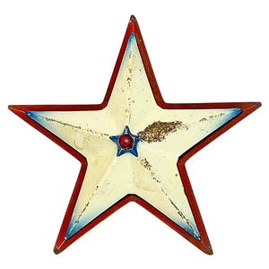 Könnte beinhalten: Eine fünfzackige Stern-Wanddekoration mit einer abgenutzten cremefarbenen Mitte und blauen Kanten, umrahmt von einem roten Rand. Ein kleiner blauer Stern mit einem roten Mittelpunkt befindet sich in der Mitte des großen Sterns und weist Abnutzungsspuren auf.