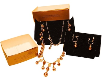 vintage 1998 Ensemble collier et boucles d'oreilles Avon en perles de cristal teintées nacrée et cristal argenté avec boîte