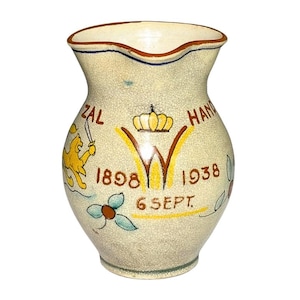 Brocca commemorativa vintage del 1938 in ceramica color crema dipinta a mano per il 40° anniversario in onore della regina Guglielmina. Royal Goedewaagen Gouda Holland.