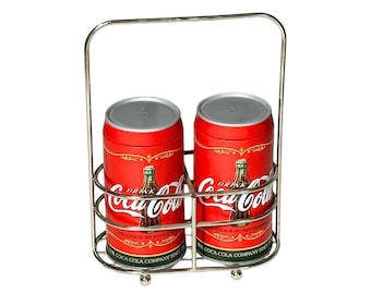 Vintage 1990er Coca Cola Dose "Lecker und Erfrischend" Salz & Pfefferstreuer mit Metallhalter Set
