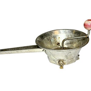 Moinho de alimentos vintage Moulin-Légumes, década de 1940, com manivela de madeira vermelha e estrutura de alumínio, fabricado na França. Nº 1