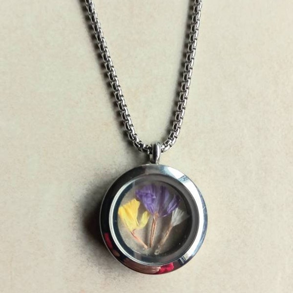 Collier mi-long chaîne fantaisie, pendentif  fleurs séchées.