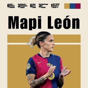 Peut inclure: Portrait d'une joueuse de football féminine portant un maillot de football rouge et bleu avec le numéro 4 sur le devant. La joueuse applaudit des mains et a un tatouage sur son bras gauche. L'arrière-plan est de couleur or avec du texte qui lit "Liga F Primera División", "Women's Champions League", "Copa de la Reina", "Supercopa de España", "FIFA FIFPRO Women's World 11", et "Mapi León".