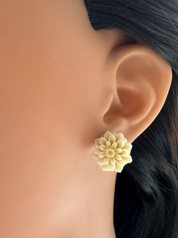 Vintage carved bone flower stud earrings, Estate … - image 3