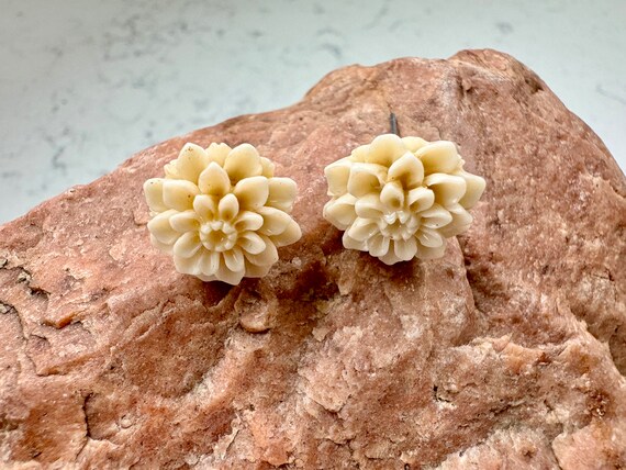 Vintage carved bone flower stud earrings, Estate … - image 5