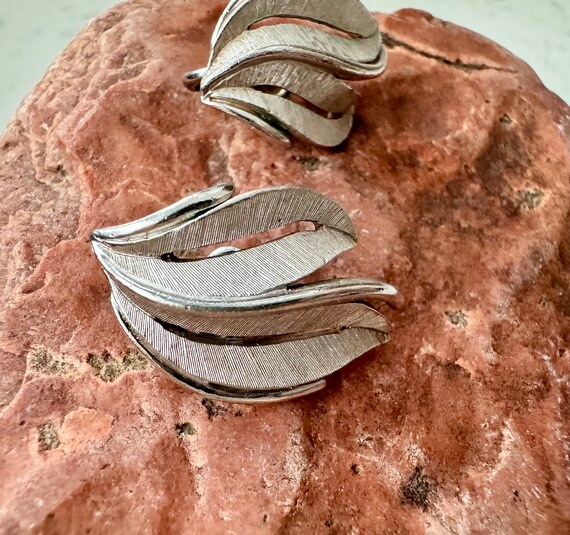 Trifari clip on earrings, silver tone - image 4