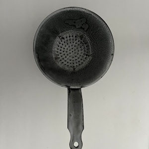 Speckled graniteware enamel strainer with handle mint condition