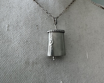 Colgante de cencerro de plata de ley, modelo Madeira, de Towle, 1948.