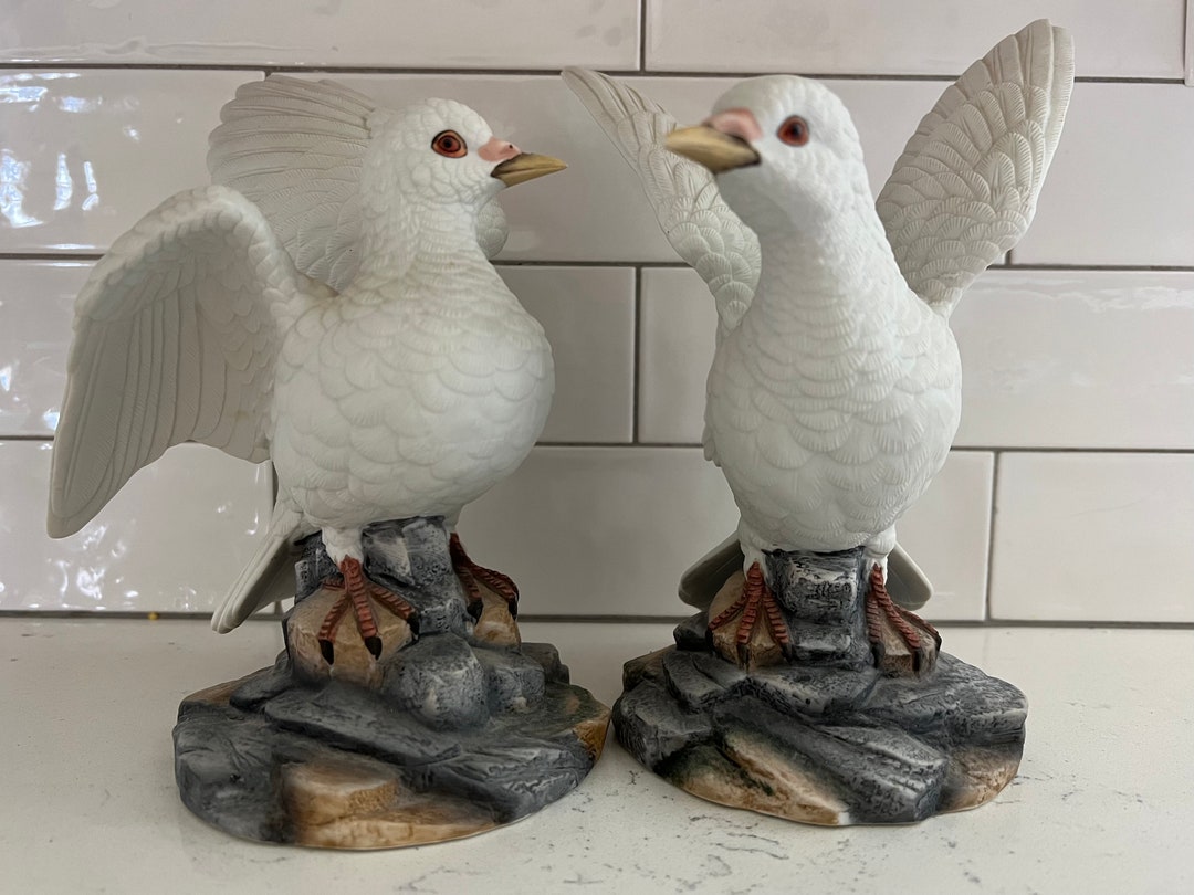 Vintage Pair of White Doves Andrea by Sadek, Estate Item, Beautiful