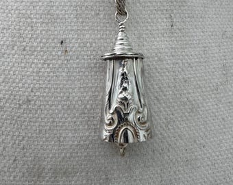 Colgante de campana de vaca de plata de ley hecho de un cuchillo de mantequilla antiguo de 925 con mango hueco
