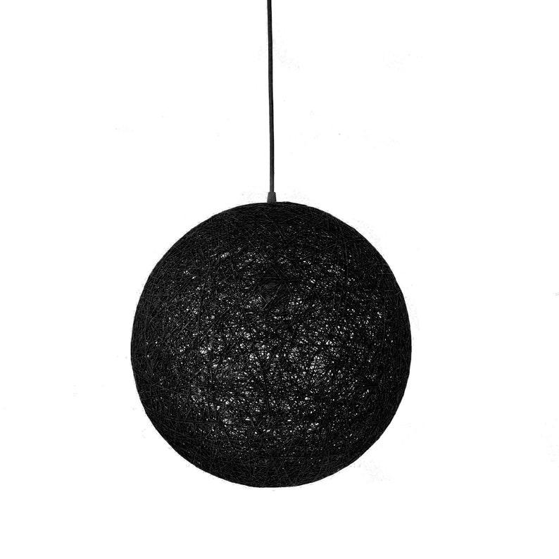 Peut inclure: Un luminaire rond noir en forme de boule, fait de corde tress&eacute;e.