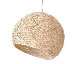 Könnte beinhalten: Eine kugelförmige Pendelleuchte aus gewebten Naturfasern. Die Leuchte hängt an einem weißen Kabel und hat eine offene Unterseite. Das gewebte Design lässt das Licht durchscheinen und erzeugt eine warme Atmosphäre. Diese dekorative Leuchte eignet sich für verschiedene Einrichtungsstile.