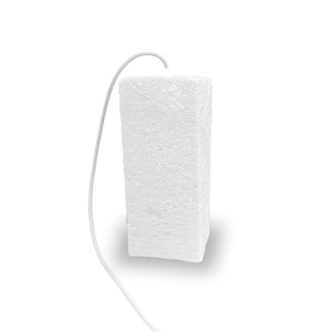 Peut inclure: Lampe blanche tissée avec un cordon qui pend. La lampe est faite d'un matériau tissé qui ressemble à de la ficelle.