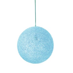 Peut inclure: Un luminaire suspendu rond en osier de couleur bleu clair suspendu &agrave; un cordon.