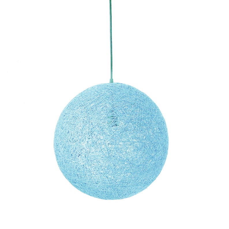 Peut inclure: Un luminaire suspendu rond en osier de couleur bleu clair suspendu &agrave; un cordon.