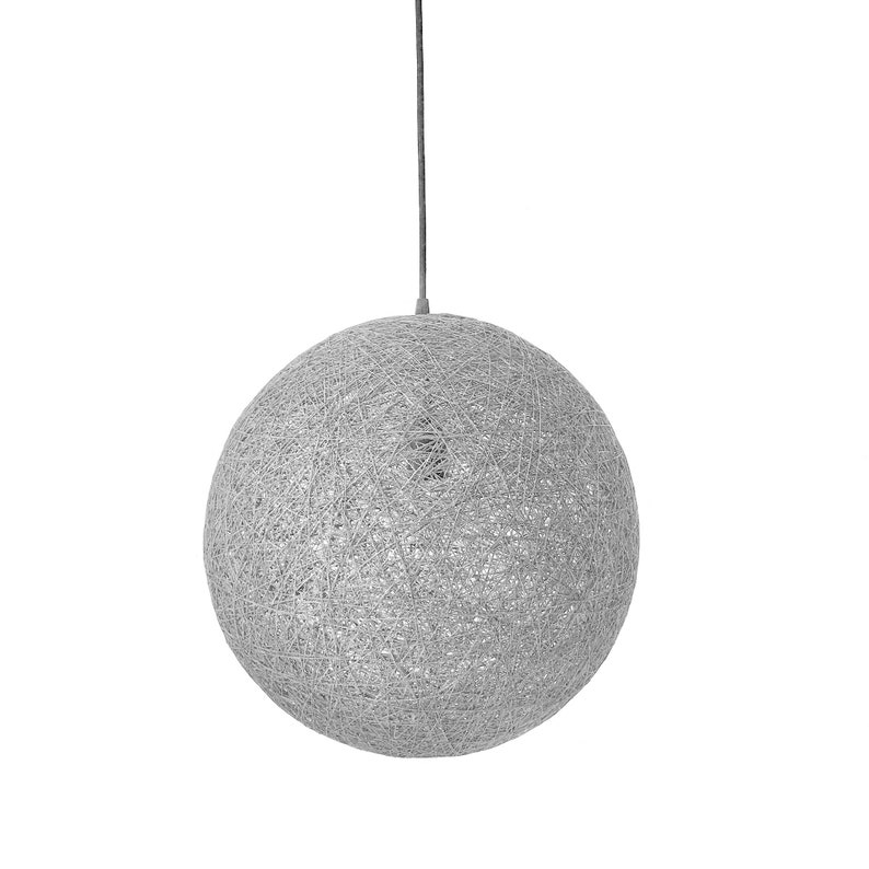 Peut inclure: Un luminaire suspendu rond et gris en osier suspendu &agrave; un cordon.