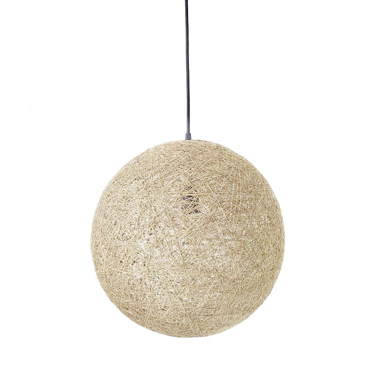 Peut inclure: Un luminaire suspendu rond en osier beige suspendu &agrave; un cordon noir.