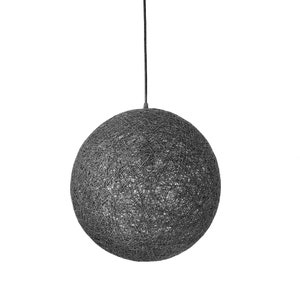 Peut inclure: Un luminaire suspendu rond et gris en osier suspendu &agrave; un cordon noir.
