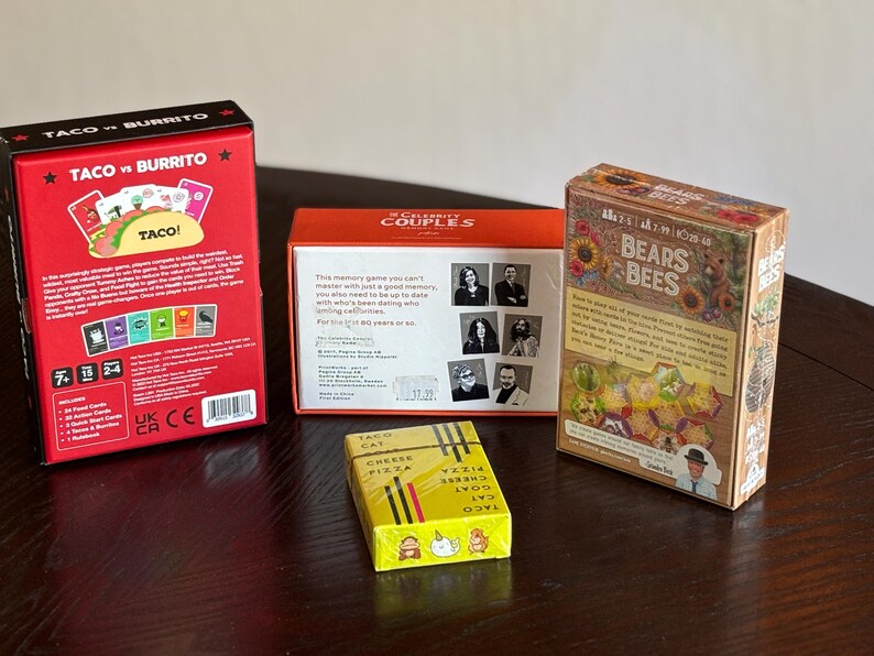 Może przedstawiać: Biały ceramiczny kubek z czarnym uchwytem i napisem "But First, Coffee" czarną, odręczną czcionką. Kubek stoi na białej powierzchni.