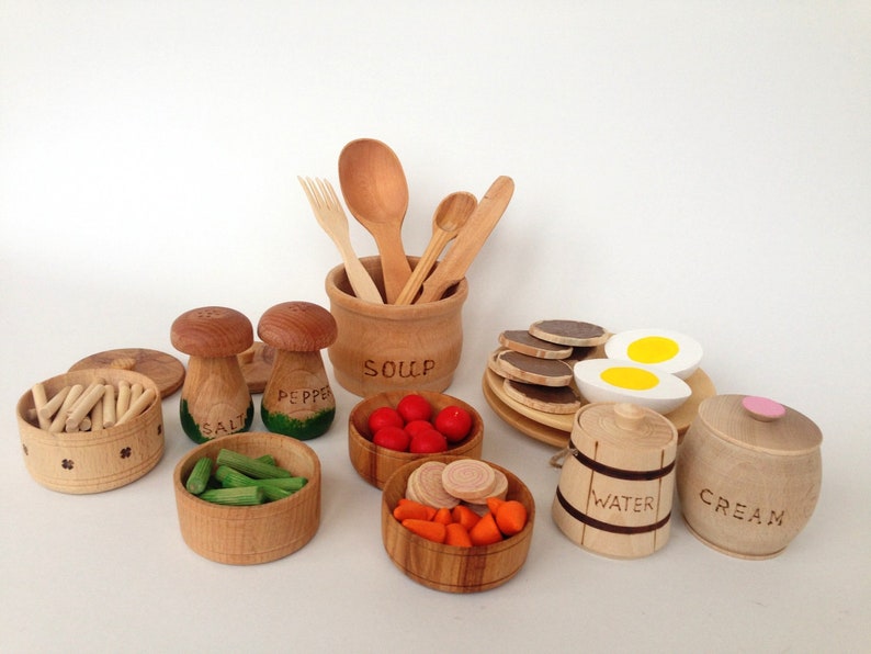 Игрушечная еда. Деревянная еда для детской кухни. Деревянная игрушечная еда Германия. Подача еды в деревянной посуде.