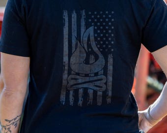 Camiseta preta com estampa desgastada da bandeira
