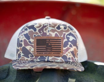 Boné com estampa de bandeira camuflada de pato