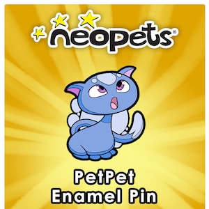 Peut inclure: Épingle en émail PetPet bleue représentant un chat de dessin animé aux grands yeux et à la bouche ouverte. L'épingle présente un design blanc et bleu clair, avec le mot "Neopets" en haut et "PetPet Enamel Pin" en bas, sur fond jaune.