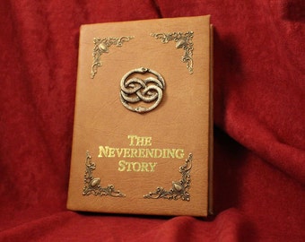 The Neverending Story Book Replica Cover pour iPad / eReader / Kindle / Tablette - (Inspiré par The Neverending Story)