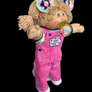 16-17 inch Cabbage Patch Kinderoverall mit passendem Shirt und zwei Haarschleifen....Puppe, Schnuller, Schuhe und Socken NICHT enthalten.