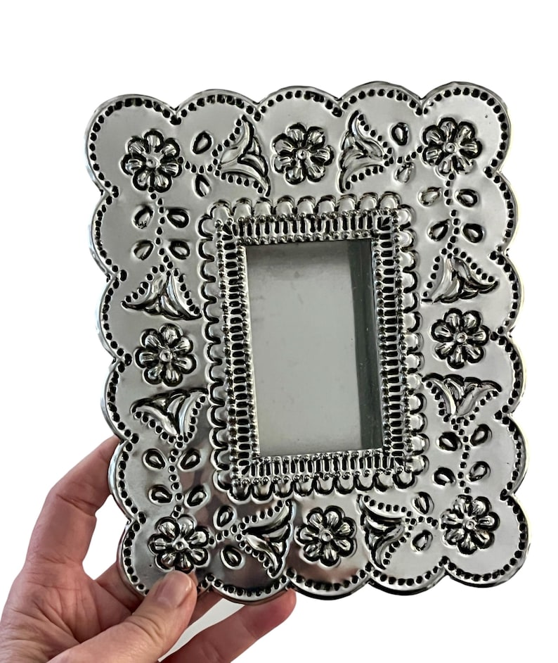 Mexican Tin NICHO, Shadowbox Frame, Altar Display, Remembrance Frame Silver bild 7