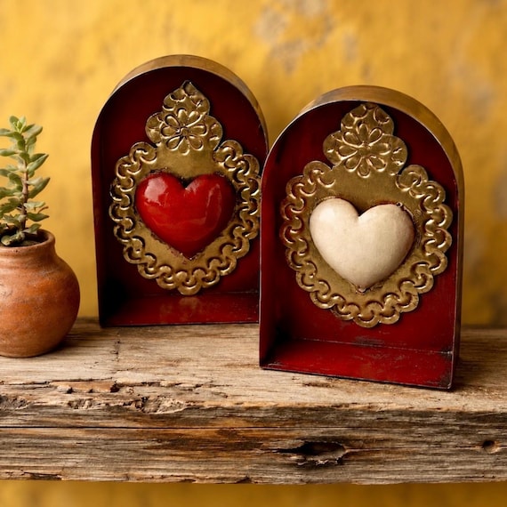 Tin NICHO with LG Sacred Heart Magnet, Arched Altar Display Niche 5"