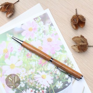 Yew Artisan Slim-line Ballpoint Pen con finitura Chrome, realizzata a mano in Inghilterra UK