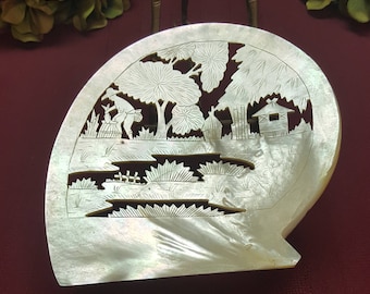Plato de concha tallada en nácar, concha de abulón, expositor calado, paisaje asiático chino, objeto de colección antiguo, decoración del hogar, atrezo para películas y televisión.