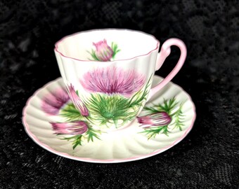 Taza y platillo de café expreso modelo Shelley THISTLE, delicada porcelana fina, fabricada en Inglaterra, elegante diseño floral, rosa y morado, pieza de colección escocesa.