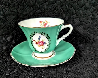 GLORIOSA taza y platillo SUSIE COOPER, porcelana fina, Inglaterra, verde menta con motivos florales y detalles dorados, elegante, codiciada pieza de colección inglesa.