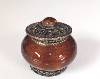 Caja de baratijas AMBER, caja vintage en miniatura con bisagras, elegante tapa y base ornamentadas, ideal para anillos, pastillas y decoración de tocador.