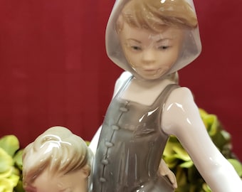 Lladro AVOIDING the GOOSE, #5033, Issued 1979, Retired 1993, Glossy Porcelain, Made in Spain, Girl and Boy with Goose, Collectible Mint