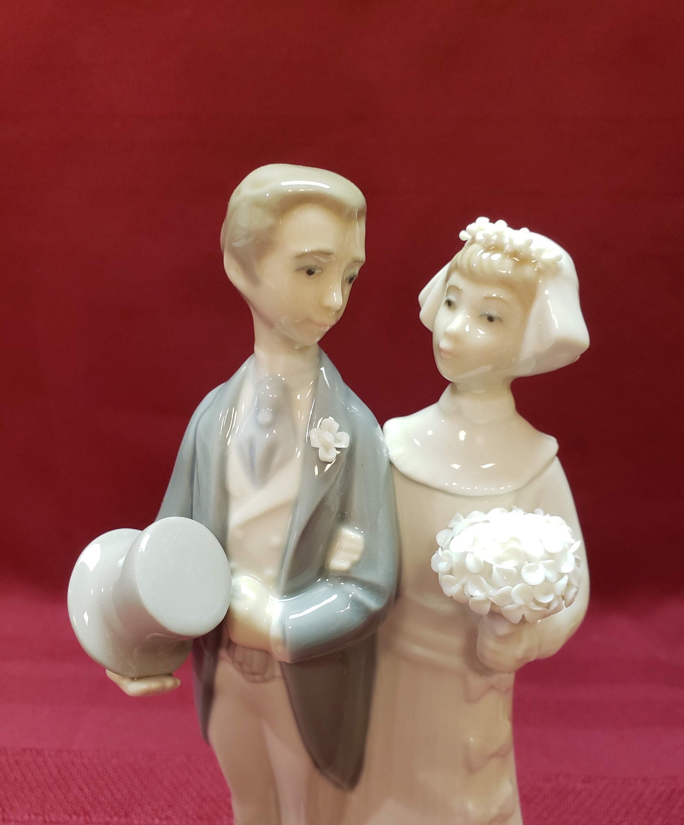 LLADRÓ Riding with You Couple Figurine Porcelain Bride and Groom Figure. LLADRÓ Riding with You Couple Figurine Porcelain Bride and Groom Figure.
